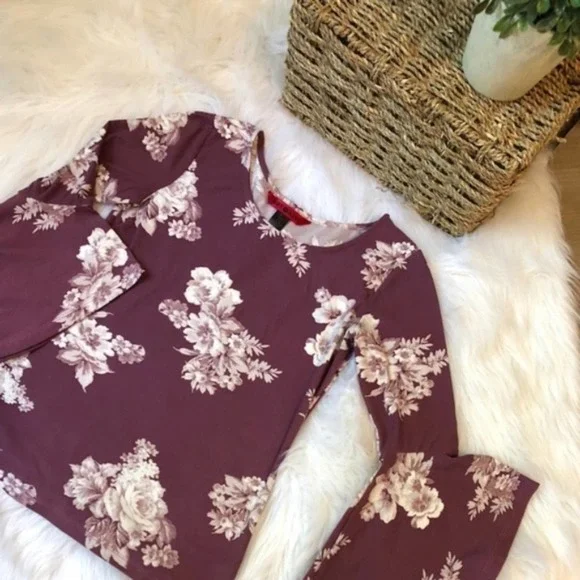 $10 CLEARANCE! Hot Kiss Mauve Velvet Rose Bell Sleeve Top - Picture 10 of 10